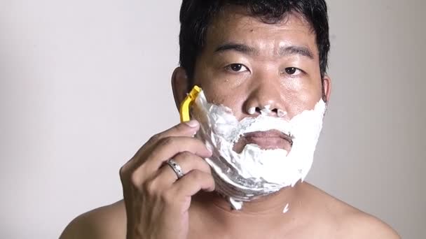 男がバスルームでひげをそるを表示します — ストック動画