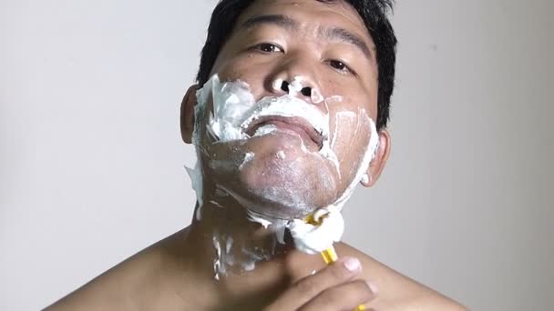 男がバスルームでひげをそるを表示します — ストック動画