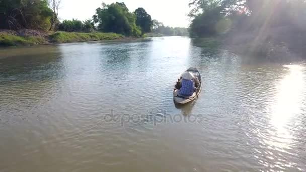 Thailändische Fischer Fischen Fluss Mit Einem Nicht Motorisierten Paddel Ist — Stockvideo