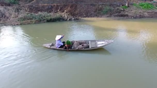 タイの漁師は川へ釣りに 非モーターを備えられたパドルだ生活の簡単な方法 — ストック動画