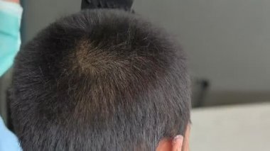 Tay çocuklar onların saç tatil dekorasyon vardır.