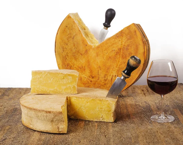 Aged cheeses with wine — Stock Photo, Image