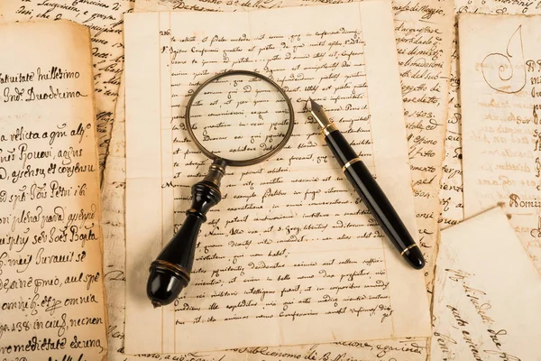 Fountain pen and magnifying glass — Stock Photo, Image