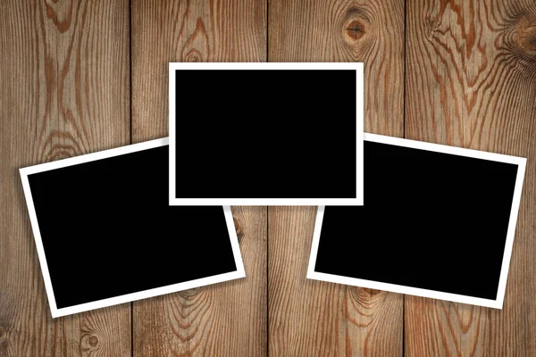 Três polaroid no fundo de madeira — Fotografia de Stock