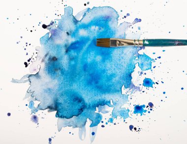 Beyaz üzerine izole edilmiş fırça ile mavi suluboya leke