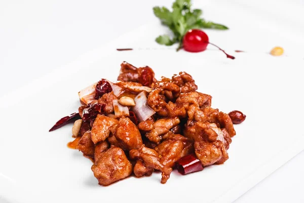 Sladké a kyselé kuře na bílé plotně. Čínská kuchyně — Stock fotografie