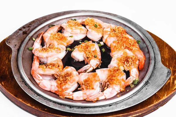 Langostinos cocinados en un plato sobre fondo blanco, vista superior, comida asiática —  Fotos de Stock