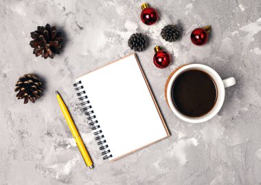 Defter ve kahve ile yeni yıl kompozisyon. Metin için yer. Yeni yıl Çözünürlük kavramları. Yeni yıl planlama. Üstten Görünüm