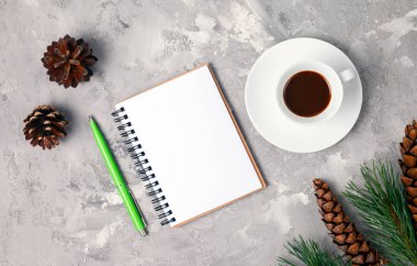 Defter ve kahve ile yeni yıl kompozisyon. Metin için yer. Yeni yıl Çözünürlük kavramları. Yeni yıl planlama. Üstten Görünüm