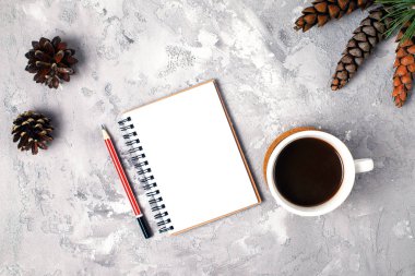 Defter ve kahve ile yeni yıl kompozisyon. Metin için yer. Yeni yıl Çözünürlük kavramları. Yeni yıl planlama. Üstten Görünüm