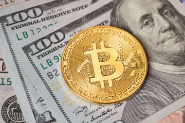 Bitcoin altın madeni para yeni sanal para ve Doları arka plan. Cryptocurrency. İş ve ticaret kavramı. Yakın çekim vurdu