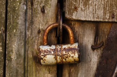 Paslı eski ahşap kapı kilidi