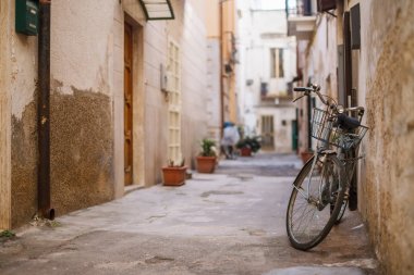 İtalya'nın eski şehir merkezinde Retro Bisiklet