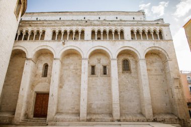 Basilica di San Nicola, Bari, Apulia, İtalya mimarisi. Güneşli yerel görünüm