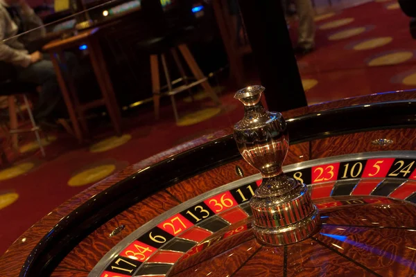 Tema Golden Casino. Imagen de alto contraste de la ruleta del casino, juego de póquer, juego de dados, fichas de póquer en una mesa de juego . — Foto de Stock