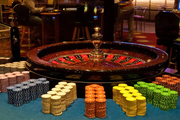 Tema do Golden Casino. Imagem de alto contraste da roleta do casino, jogo de poker, jogo de dados, fichas de poker numa mesa de jogo . — Fotografia de Stock