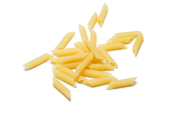 Pasta penne geïsoleerd op een witte achtergrond. Close-up van bovenaanzicht — Stockfoto