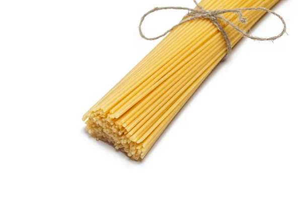 Bande de spaghettis attachés avec corde isolée sur un fond blanc — Photo