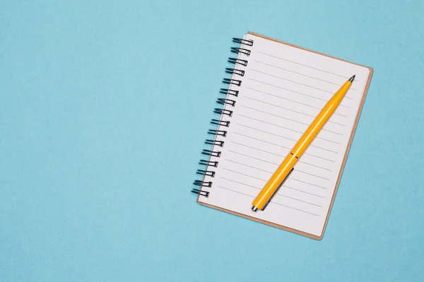 Bovenaanzicht Lege Spiraal Notitieboekje Geel Pen Pastel Blauw Achtergrond Met — Stockfoto