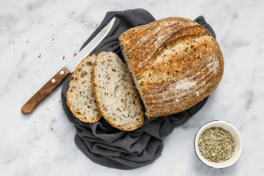 Dilimlenmiş taze fırınlanmış ekmek manzarası. Peçeteye ekşi ekmek..