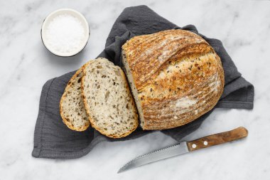 Dilimlenmiş taze fırınlanmış ekmek manzarası. Peçeteye ekşi ekmek..