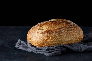 Geleneksel buğday, peçetenin üzerinde taze, rustik ekmek. Esnaf ekmeği.. 