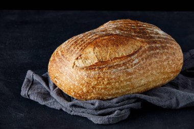 Geleneksel buğday, peçetenin üzerinde taze, rustik ekmek. Esnaf ekmeği. Bir somun ekmek.