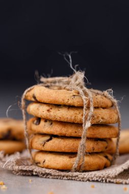 Keten peçetede taze pişmiş çikolatalı kurabiyeler..