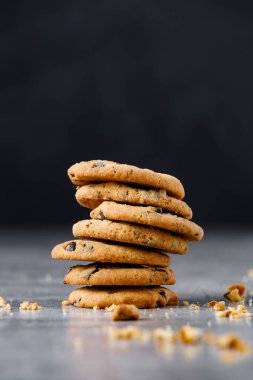 Keten peçetede taze pişmiş çikolatalı kurabiyeler..