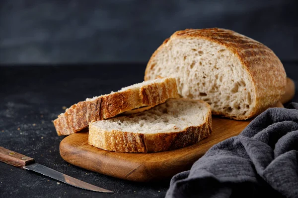 Нарезанный Хлеб Деревянной Доске Две Половины Пшеничного Хлеба Традиционный Пшеничный — стоковое фото