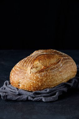 Geleneksel buğday, peçetenin üzerinde taze, rustik ekmek. Esnaf ekmeği. Bir somun ekmek.