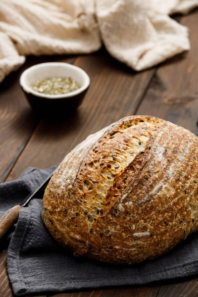 Круглая Буханка Свежеиспеченного Хлеба Теста Ножом Доске Ремесленный Хлеб Семенами — стоковое фото