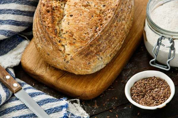 Sourtough Multi Grain Bread Wooden Cutting Board Ремесленный Хлеб Льняное — стоковое фото