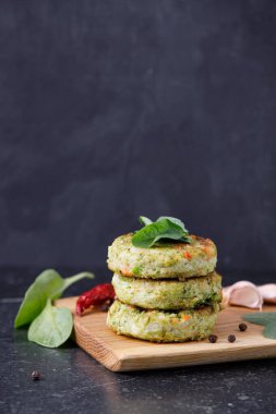 Sebze köfteleri ya da hamburgerler için pirzola, ahşap kesim masası, siyah mermer arka plan..