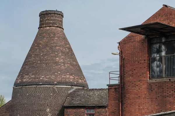Bottle Kiln behind a factory — Stock Photo, Image