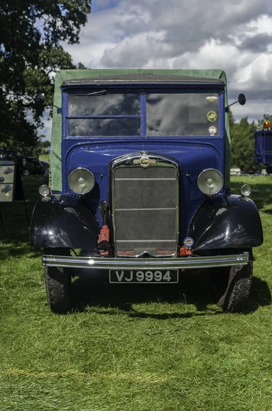 Vintage Morris Caminhão comercial em uma aldeia fete — Fotografia de Stock