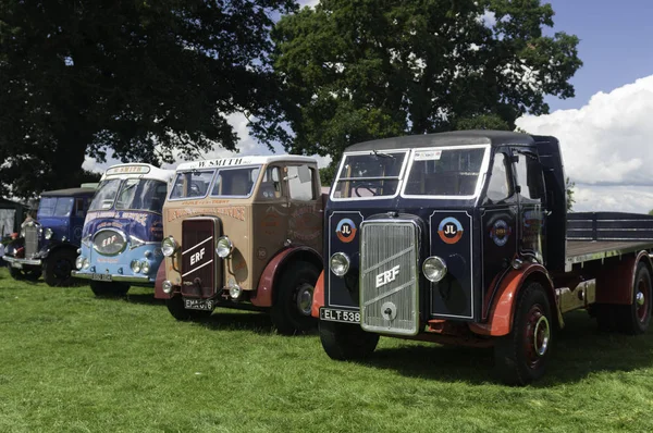 Camiones Vintage en exposición en una fiesta de pueblo —  Fotos de Stock