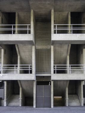 Beton ve çelik, merdivenler ve balkon