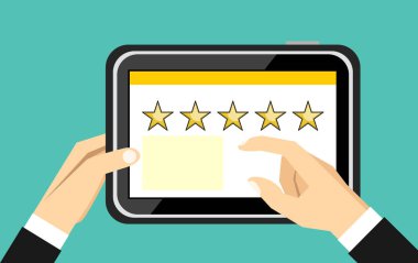 Holding ve bir tablet beş yıldız üstünde belgili tanımlık perde ile işaret ver. Değerlendirme ve gözden geçirme kavramı. Düz tasarım
