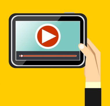 El tablet ile video karesi ve Oynat düğmesini tutarak. Video pazarlama, online sinema.