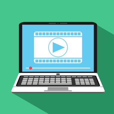 Ekranda video oynatıcı ile modern dizüstü bilgisayar.
