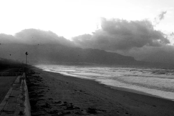 Drammatica Immagine Bianco Nero Una Spiaggia Con Maltempo Sicilia — Foto Stock