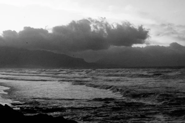 Sicilya Kötü Hava Olan Bir Plajın Dramatik Siyah Beyaz Görüntüsü — Stok fotoğraf