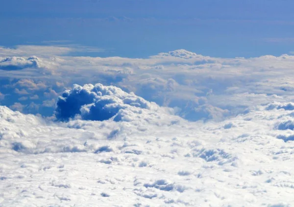 Imagem Evocativa Nuvens Brancas Com Céu Azul Visto Avião — Fotografia de Stock