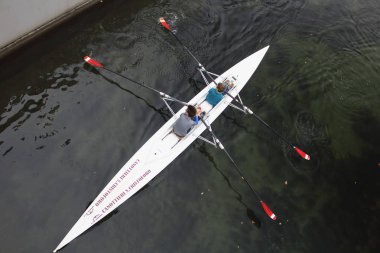 Kanal boyunca iki koltuklu beyaz kanoların canlandırıcı görüntüsü