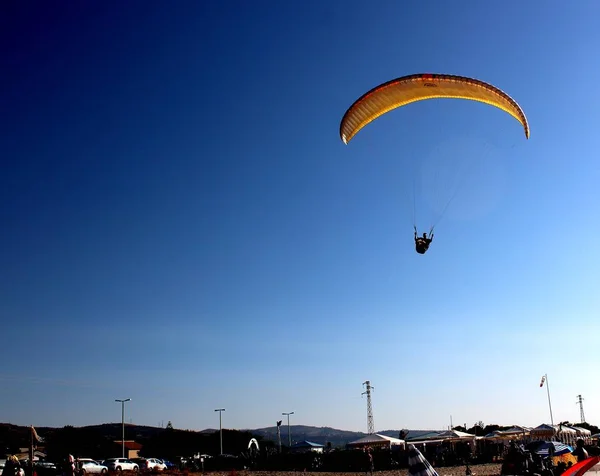 Image Évocatrice Parapente Vol Avec Ciel Bleu Par Une Journée — Photo