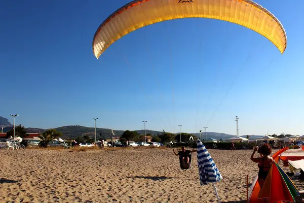 Sugestywny Obraz Lądowania Paralotni Plaży Błękitnym Niebem — Zdjęcie stockowe