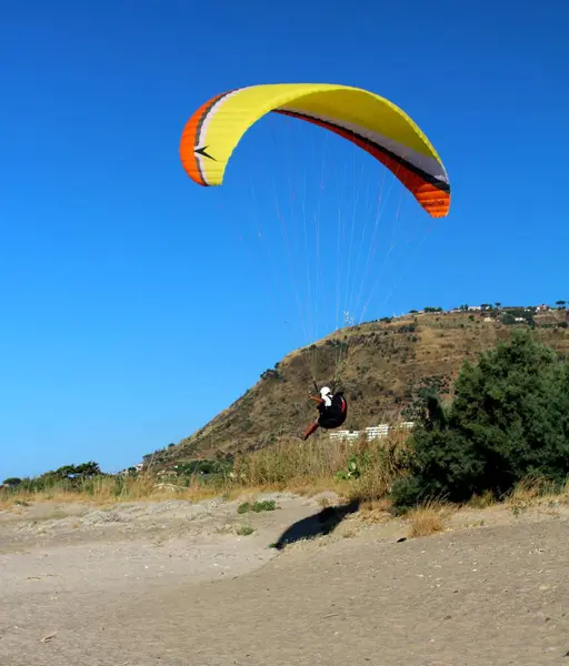 Image Évocatrice Atterrissage Parapente Sur Une Plage Ciel Bleu — Photo