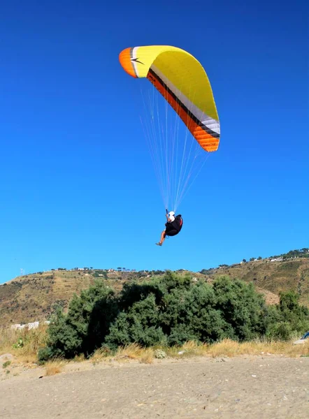 Suggestiva Immagine Atterraggio Parapendio Una Spiaggia Con Cielo Azzurro — Foto Stock