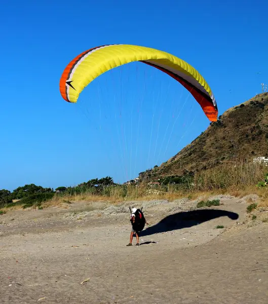 Image Évocatrice Atterrissage Parapente Sur Une Plage Ciel Bleu — Photo